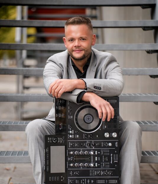 Portrait von DJ Quake mit DJ Controller Portraitfoto von DJ Quake als Hochzeit DJ mit DJ Controller
